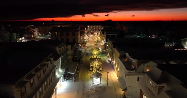 Liten Landsby Vintersnø Ved Solnedgang Vakre Fargerike Sjarmerende Viktorianske Bygninger – stockvideo