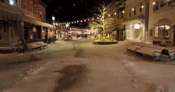 Éjjel Havazik Karácsonyi Faluban Snowdrifts Nyaralás Könnyű Dekorációk — Stock videók