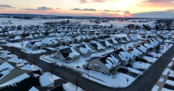 Casas Americanas Atardecer Invierno Estados Unidos Residencial Inmobiliaria Urbanización Comunidad — Vídeo de stock