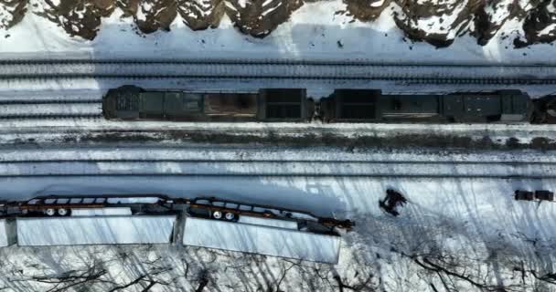 柴油机火车车厢通过铁路轨道脱轨事故 空中冬季雪景 山口的危险景象 — 图库视频影像