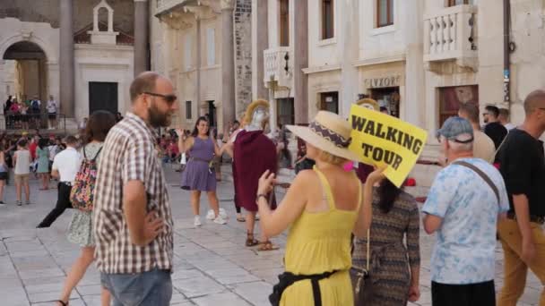 Aziz Domnius Meydanı Nda Turistler Rehber — Stok video