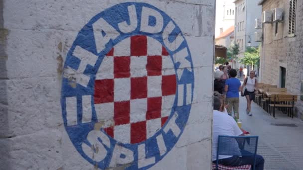 Rozdělit Logo Hajduk Graffiti Ulička Lidmi — Stock video