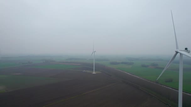 Dron Letí Směrem Jediné Rotující Větrné Turbíně Mlhavé Holandské Krajině — Stock video