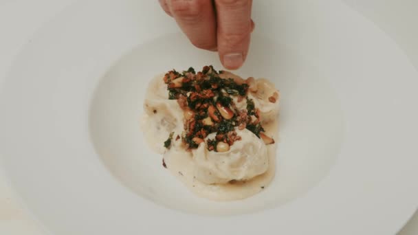 Enchapado Albóndigas Plato Crema Yogur Añadiendo Semillas Pino Cámara Lenta — Vídeo de stock