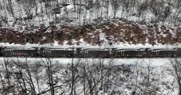 从矿山运煤的火车车厢 空中跟踪拍摄了整个冬季的山地场景 诺福克南部铁路 — 图库视频影像