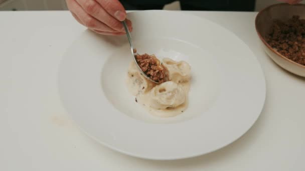 Knödel Joghurt Rahmschale Plattieren Pinienkerne Hinzufügen Zeitlupe Draufsicht — Stockvideo