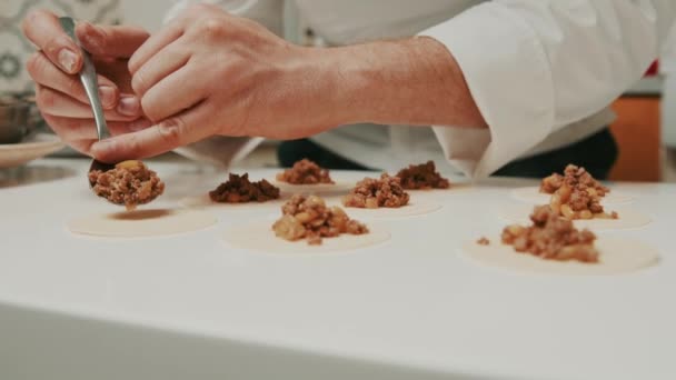 Chef Met Pâte Viande Sur Les Boulettes Pâte Sur Table — Video