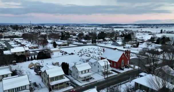 夕暮れ時の雪景色 夕方の確立ショット 農村部のアメリカの小さなコミュニティの町の空中 — ストック動画