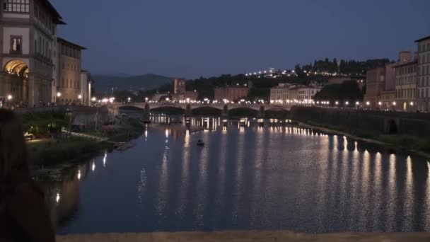 Stojąc Ponte Vecchio Florencji Nocy Ciesząc Się Refleksji Światła Wodzie — Wideo stockowe