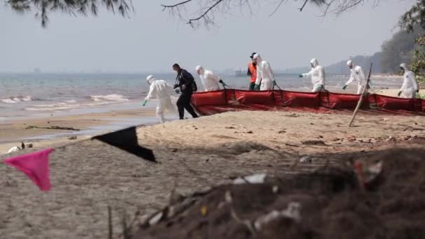 Oil Spill Rayong Beach Thajsko Námořnictvo Ppe Obleku Nosící Ropný — Stock video