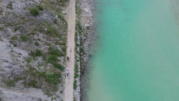 Alp Vadisi Turkuaz Nehrinin Yanında Bisiklet Süren Bisikletçilerin Yukarı Doğru — Stok video