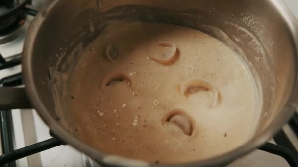 Haşlanmış Yoğurt Sosuyla Pişirme Kabına Çiğ Hamur Köftesi Ekliyorum Kapat — Stok video