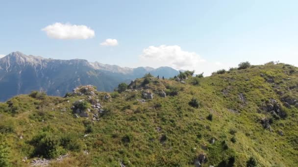 등산객들은 산등성이를걷고 드론은 여름에 아래에 보이는 계곡을 날아갑니다 — 비디오