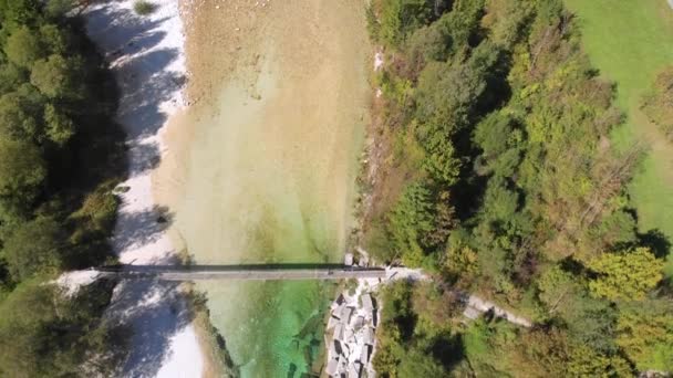 Aerial Top View Rope Bridge Beautiful Emerald River Man Walking — ストック動画