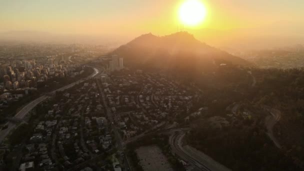 智利圣地亚哥San Cristobal山上空黄金时段的太阳鸟瞰 — 图库视频影像