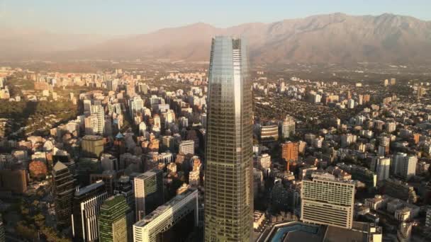 サンティアゴ チリのグラン トーレ サンティアゴ超高層ビルの空中設置ショット ドリーアウト — ストック動画