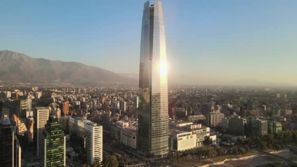 Letecký Snímek Mrakodrapu Gran Torre Santiago Efektem Slunečního Odrazu — Stock video