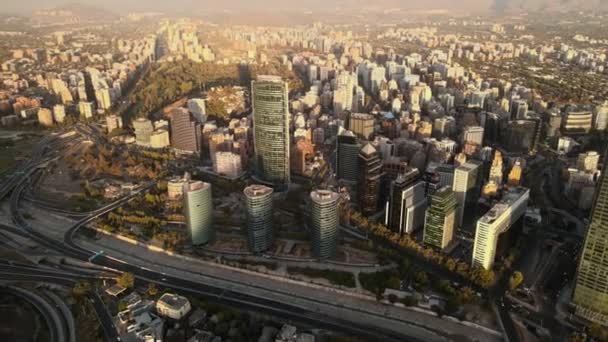 Luftutsikt Santiago Chile Med Noen Bygninger Motorvei Golfbane – stockvideo