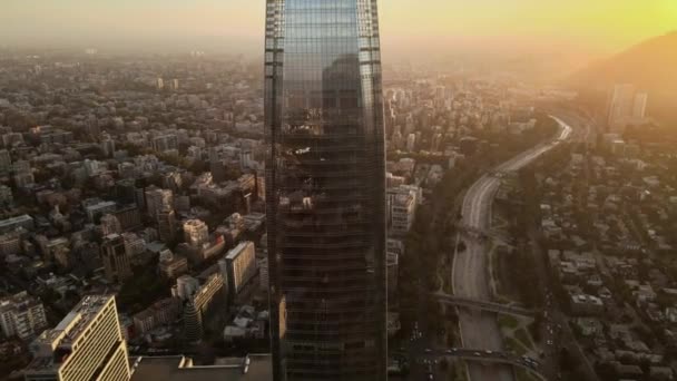 Gran Torre Santiago摩天大楼及其附近地区的空中实弹射击 — 图库视频影像