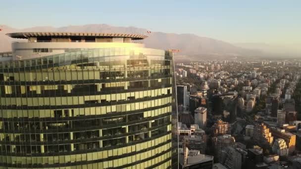 Luft Toppen Titanium Tårnet Santiago Chile Som Avslører Åsen San – stockvideo
