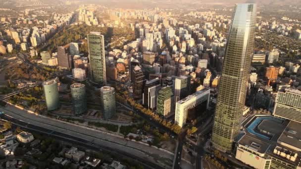 Utsikt Bygninger Gran Torre Santiago Portada Titanium Park Ved Solnedgang – stockvideo