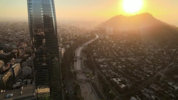 Luftfoto Gran Torre Santiago Med Solnedgang San Cristobal Bakke Bagerst – Stock-video