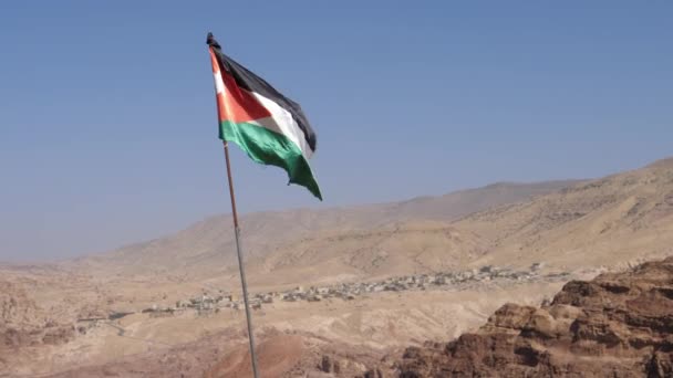 Bandera Jordania Ondeando Sobre Seco Paisaje Montaña Rocosa Con Cielo — Vídeo de stock