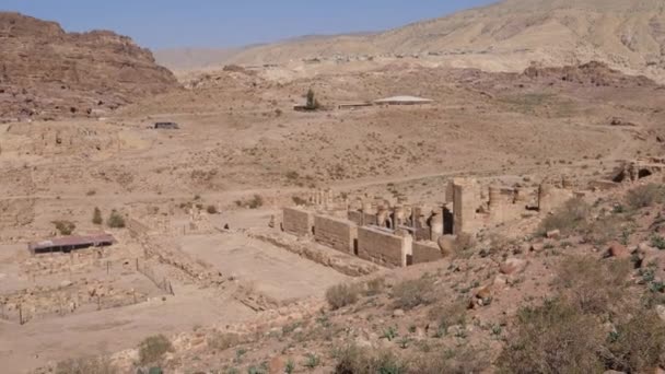 Vista Panorâmica Aérea Parque Arqueológico Petra Rodeado Por Montanhas Secas — Vídeo de Stock