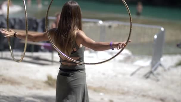 Młoda Kobieta Bawiąca Się Pierścieniami Hula Hoop Plaży Letni Dzień — Wideo stockowe