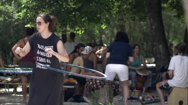 Jeune Femme Hula Cerclage Sur Plage Festival Journée Été Ensoleillée — Video