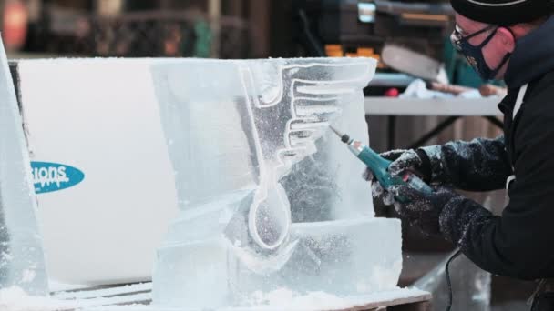 Covid Maskeli Sanatçı Buz Heykelini Şekillendirmek Için Dremel Aracı Kullanıyor — Stok video