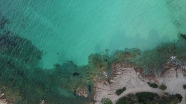 Zdjęcie Lotu Ptaka Wybrzeże Szmaragdowe Morze Piaszczysta Plaża Całkowicie Pusta — Wideo stockowe