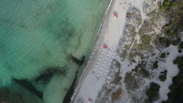 Foto Aérea Arriba Hacia Abajo Una Hermosa Playa Arena Completamente — Vídeos de Stock