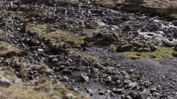 Vuorivirta Virtaa Mäkeä Alas Mustien Kivien Läpi Glen Coessa Skotlannissa — kuvapankkivideo