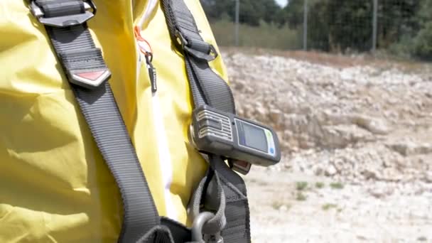 Hombre Traje Amarillo Hazmat Control Dispositivo Monitoreo Químico Disparo Cerca — Vídeos de Stock