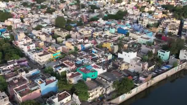 Drone Skott Byggnader Träd Nära Cooum River Omgiven Träd Ashok — Stockvideo
