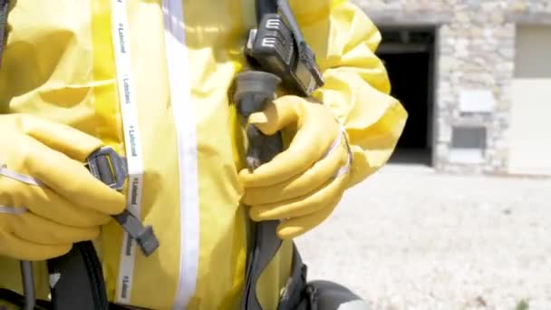 Muž Žlutém Hazmat Oblek Utažení Postroj Přezka Bezpečně Zblízka Záběr — Stock video