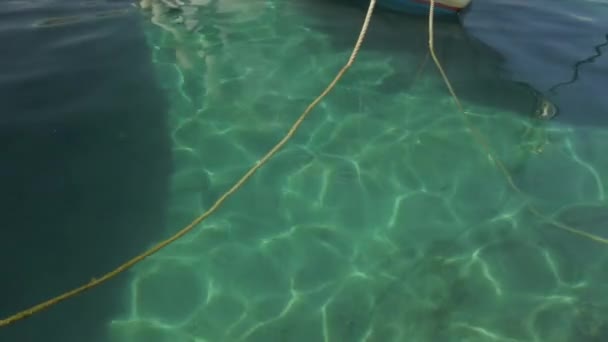 Fechar Reflexão Luz Solar Mar Cristal Verde Perto Pequeno Barco — Vídeo de Stock