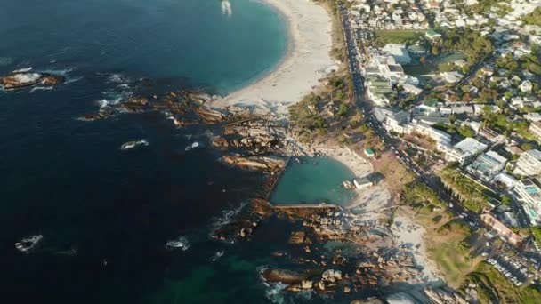 Camps Bay Beach Tidal Pool Ciudad Del Cabo Sudáfrica Antena — Vídeos de Stock