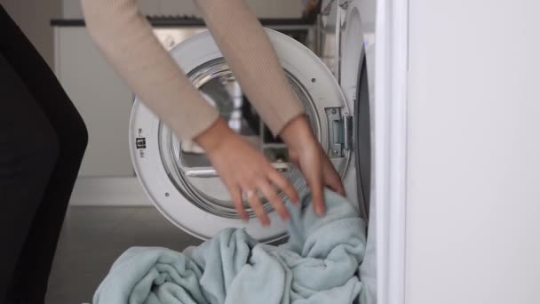 Mulher Colocando Cobertor Azul Claro Máquina Lavar Roupa Conceito Casa — Vídeo de Stock