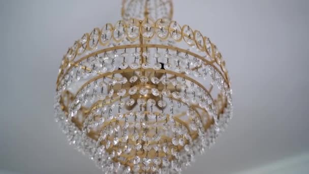 Luxueuze Gouden Kroonluchter Met Kristallen Edelsteen Opgehangen Aan Wit Plafond — Stockvideo