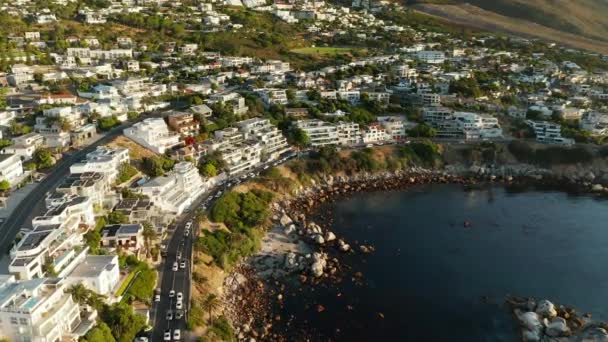 Cars Driving Victoria Road Rocky Shoreline Bakoven Beach Cidade Cabo — Vídeo de Stock