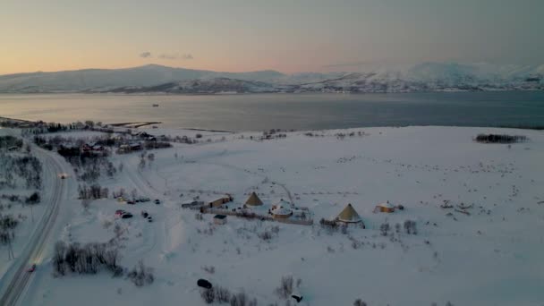 Rentierherde Verschneiten Reservat Bei Orangefarbenem Sonnenuntergang Mit Schneeberg Und See — Stockvideo