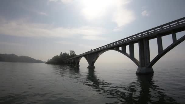 ドミニカ共和国の太陽をカバーし 発見橋の下で滑らかなショット — ストック動画