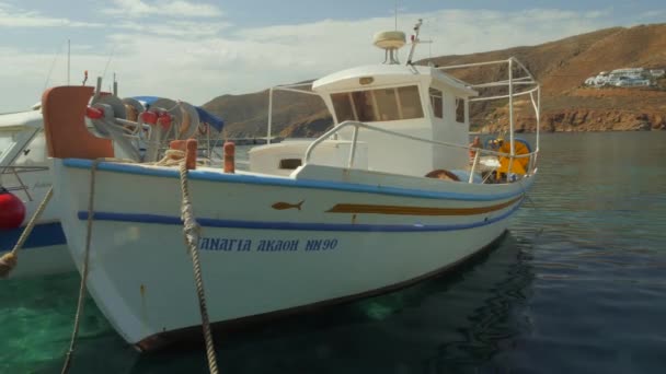 Foto Grandangolare Tipico Peschereccio Ancorato Porto Egliali Grecia Isola Amorgos — Video Stock