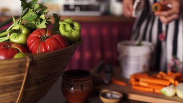 Donna Peeling Carote Sulla Cucina Campagna Ciotola Piena Verdure Fresche — Video Stock