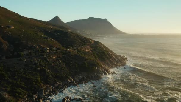 在南非开普敦的乌得拉尔湾海岸 安第斯山脉自然保护区 海浪冲刷着岩石海岸 — 图库视频影像
