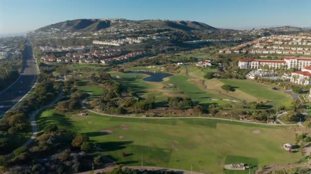 Flygfoto Närmar Sig Monarch Beach Golfbana Dana Point Kalifornien — Stockvideo