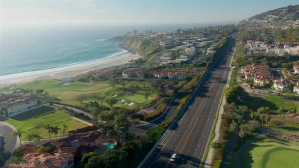 Vista Aérea Sobre Autopista Costa Del Pacífico Con Vistas Océano — Vídeos de Stock