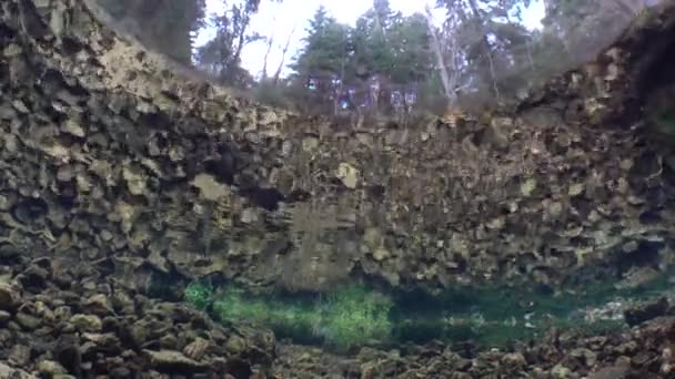 Seltsamer Blick Auf Die Süßwasserquelle Mit Felsen Boden — Stockvideo